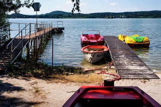 FOTO: Česká Ibiza? Fenomén Mácháč se nemění, přesto stále táhne - Novinky