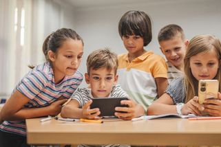 Zákaz mobilů ve školách by měl začít platit od září 2027, oznámil Babiš - Seznam Zprávy