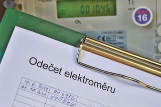 Studie: Češi kvůli špatné distribuční sazbě přeplácí přes miliardu za elektřinu - Novinky