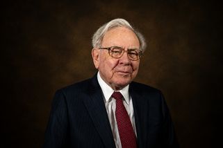 Je vám čtyřicet a nemáte nic naspořeno? Buffett radí to nejnudnější, co existuje