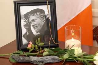 V Dublinu se s Glenem Hansardem loučí rodina, přátelé a fanoušci. Přijela i Markéta Irglová - Novinky