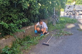 Mladík v Šumperku zdarma čistí ulice od plevele a odpadků, chce inspirovat i ostatní - Novinky