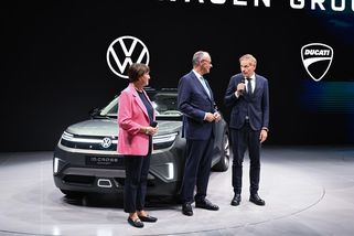 Zrušit zákaz spalovacích motorů už chce i Merz - Novinky