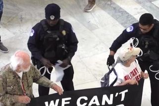 Američtí veteráni vytáhli proti Trumpově válce. Pustila se do nich policie