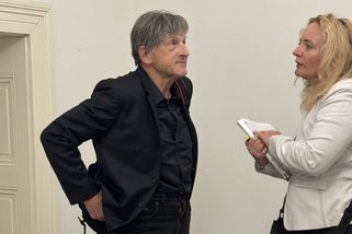 Kvůli pokálené chodbě se v Plzni servali důchodci - Novinky