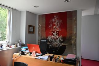 Červený gobelín a spousta doplňků. Jak vypadá kancelář karlovarské primátorky - Seznam Zprávy