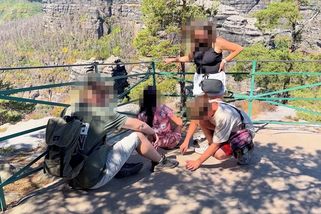 Chlapec ryl do skály u Pravčické brány, rodiče dostali pokutu 10 tisíc korun - Novinky