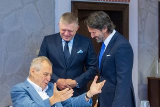 Zeman slaví narozeniny v luxusním hotelu. Přišli mu gratulovat Babiš, Fico či Faltýnek