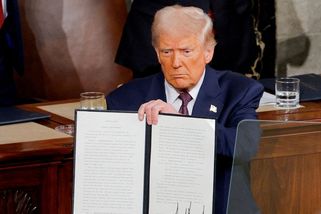 Cla proti Kanadě a Mexiku platí druhý den a Trump už dal automobilkám na měsíc výjimku - Novinky