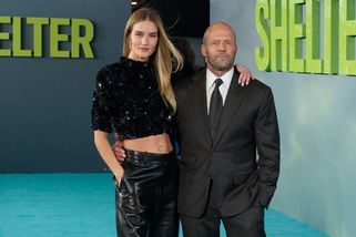 Vedle krásné snoubenky odhodil Jason Statham drsnou masku. Na fotkách s rodinkou byste akčního zabijáka nepoznali - Super.cz