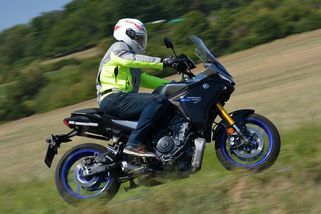 Automat na motorce nekrade radost z jízdy. Yamaha Tracer 7 GT je s ním skvělý univerzál - Garáž.cz