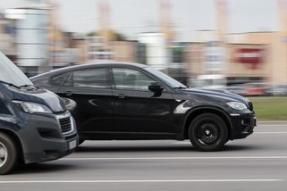 Jedna z nejnebezpečnějších věcí, které můžete na silnici udělat. Bohužel jde o rozšířený nešvar českých řidičů - Garáž.cz