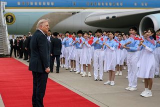 Američané před odletem z Pekingu povyhazovali všechny dary od Číňanů, popsala reportérka - Novinky