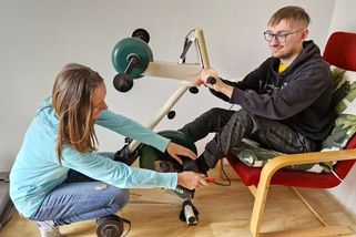 Dětská mozková obrna ho upoutala na vozík, přesto se osamostatnil. Teď má přijít o bezbariérový byt - Novinky