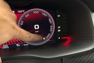 Tankoval jsem vždycky jen za 500 Kč a čekal na levnější naftu