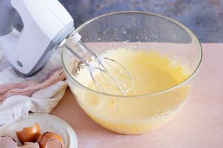 Jak vyšlehat žloutky s cukrem do nadýchané pěny? Většina lidí dělá stejnou chybu | Apetit