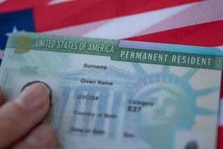 Trump zpřísnil podmínky pro udělování zelených karet. Statisíce cizinců musí opustit USA a podat novou žádost v zahraničí - Novinky