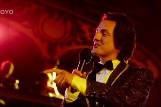 Z té podoby vás zamrazí: Podívejte se, jak Ondřej Ruml ztvárnil v seriálu Iveta Slavíka Karla Gotta - Super.cz
