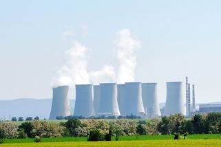 Vypnuta další jaderná elektrárna kvůli horkům. Bojovníci proti Green Dealu mlčí
