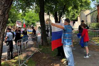 Odpůrci a podporovatelé Ruska se sešli u ambasády v Praze - Novinky