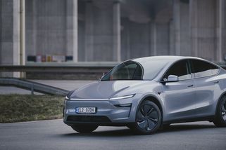 Modernizovaná Tesla Model Y Juniper konečně v testu! Je to vlastně jiné auto, zlepšila se ve všech směrech - Garáž.cz