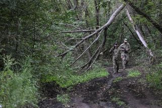 Rusové pronikají do Kupjansku potrubím, jezdí v něm na koloběžkách - Novinky