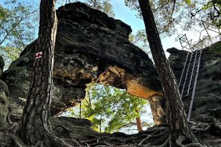 Za rytinu do skály v Českém Švýcarsku dostanou turisté pokutu 10 000 korun - Seznam Zprávy