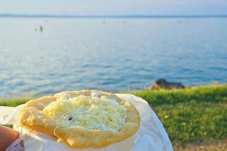 Džíny, uherák, zahraniční desky i langoše. Pro co se v 80. letech jezdilo k Balatonu? - Proženy.cz