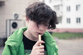ŽENA-IN - Načapala jsem čtrnáctiletého syna při vapování. Nevím, jestli mám ještě šanci to utnout, zoufá si Jiřina