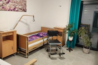 Jídlo ze savičky a psychofarmaka „od oka.“ Úřad varuje před nelegálními domovy - Novinky