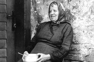 Smutné kulisy 70. let. Fotograf zachytil zničenou krajinu i lhostejnost lidí - Seznam Zprávy
