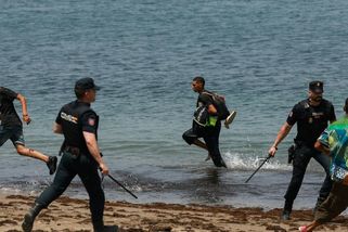 Honičky s policií a zoufalství. Reportérka Aktuálně popisuje migrační šílenství v Ceutě