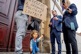 FOTO: Nedělejte z nás loutky. Úředníci protestovali před Senátem - Novinky
