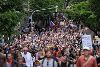FOTO: Prahou se pochodovalo za rozhlas a televizi - Novinky