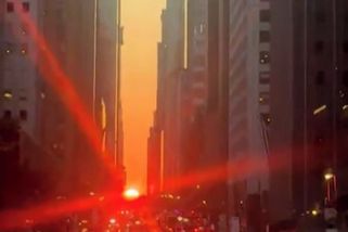 V New Yorku obdivovali výjimečný západ slunce. K vidění je jen jednou do roka - Novinky