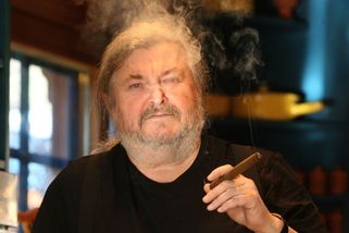 Bude válka, věští Ringo Čech a připomíná slova Schelingera. Místo oslavy má tryznu