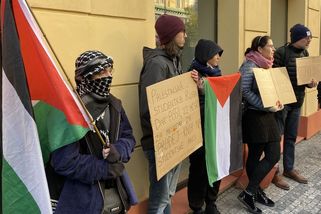 Vlajky Palestiny a zahalený obličej. Protest na Národní třídě vyvolal hádky - Seznam Zprávy