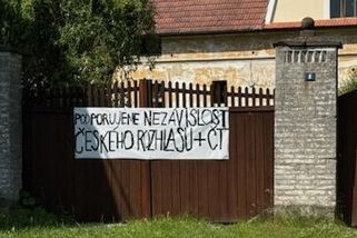 Poslance Langa (ANO) naštval na vsi soused, který vyvěsil transparent podporující ČT - Novinky