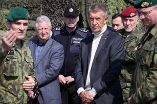 Senát přitvrdí. Vládu chce donutit ukázat, jak skutečně zaplatí obranu Česka