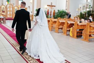 Držte pospolu, vydržte a někdy držte hubu, radí duchovní novomanželům při obřadu. Stal se hvězdou internetu - Novinky