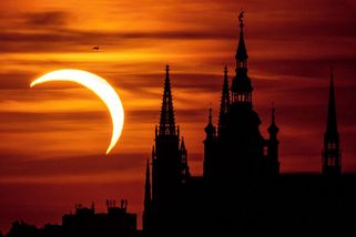 FOTO: Nebeská podívaná roku. Unikátní snímky zatmění Slunce v Praze - Novinky