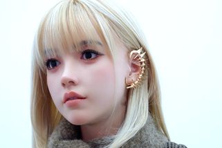 Čína ukázala umělého kamaráda. Humanoid s kůží a tváří stojí i 3 miliony - Seznam Zprávy