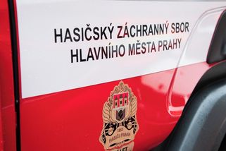 Hoří střecha kancelářské budovy v Praze, 500 evakuovaných - Novinky
