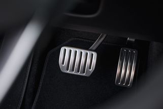 Proč je u automatů brzdový pedál větší než u manuálu? Důvod vás (ne)překvapí! - Garáž.cz