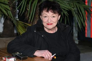 Valérie Zawadská z důchodu nevyžije, proto dál hraje. Součástí jejího životního standardu jsou i cigarety