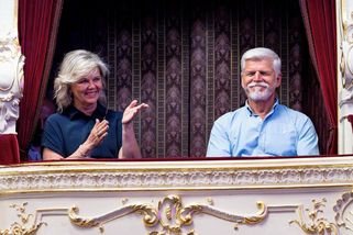 Po summitu v Ankaře hurá na festival! Petr Pavel byl ve Varech za hvězdu, s manželkou Evou vyrazili na kultovní trhák