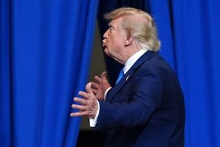 Trump poznamenal, že po porážce Íránu prohlásí Hormuzský průliv za území USA | ČeskéNoviny.cz