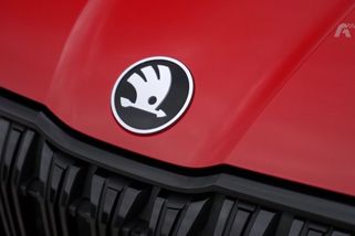 Fotr na tripu krotil nejrychlejší spalovací škodovku dneška. Překvapivě to není Octavia RS | Autosalon TV Prima
