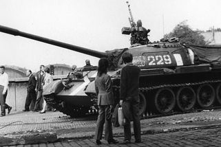 Nejdřív lež, potom tanky. Srpen 1968 byl také ukázkou propagandy - Médium.cz
