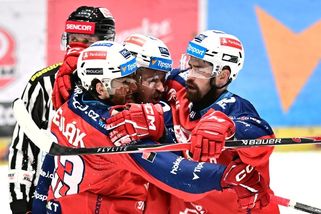 Těžká rána pro Třinec. Pardubice udeřily 76 vteřin před koncem a jsou krok od titulu